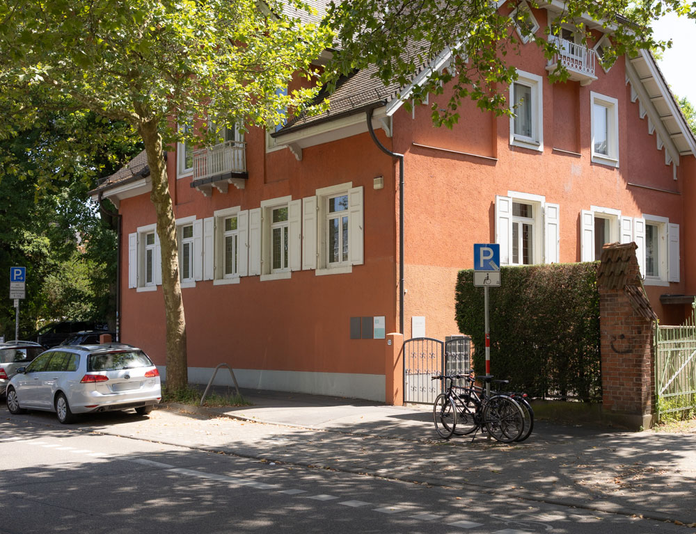 Heller moderner Büroraum