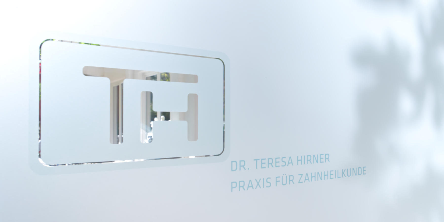 Das Bild zeigt das Teresa Hirner Logo in Nahaufnahme